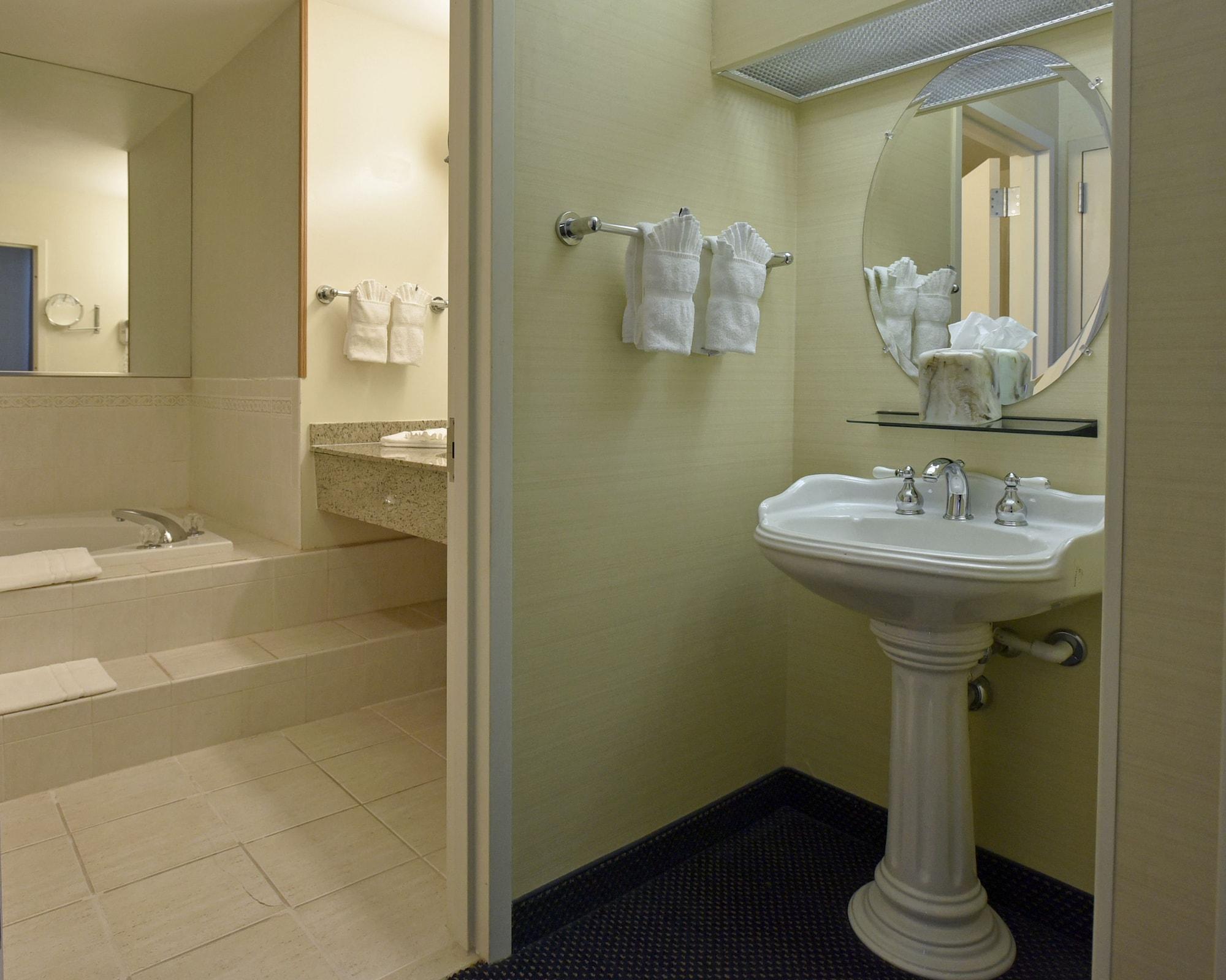Maron Hotel&Suites Danbury Eksteriør billede